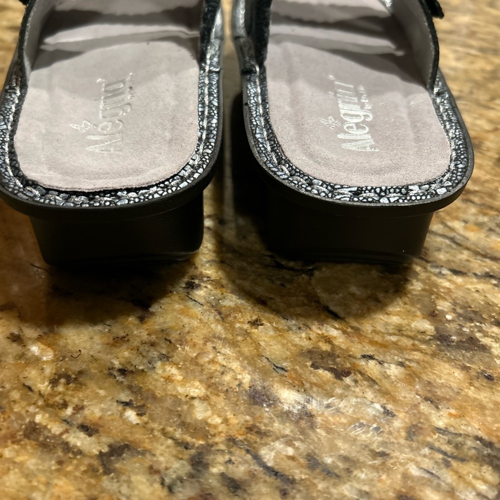 NEW Alegria Sandra Silver Pewter Lace Slide Wedge Sandals Size 38/US 7.5 - Picture 8 of 9